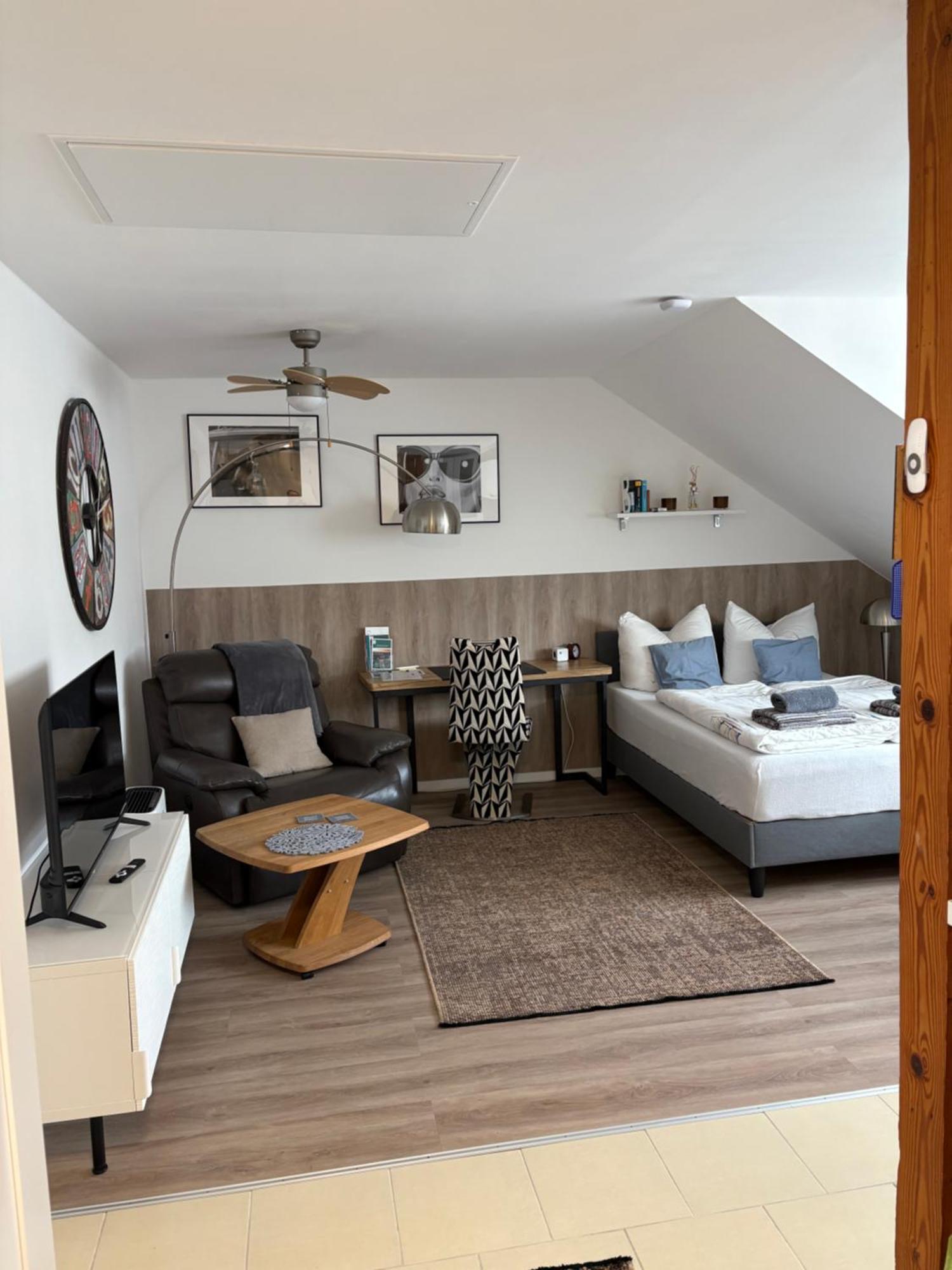 Grosse Gemuetliche Ferienwohnung Mit Klimaanlage, Parkplatz Inklusive Top ! Fürth Extérieur photo